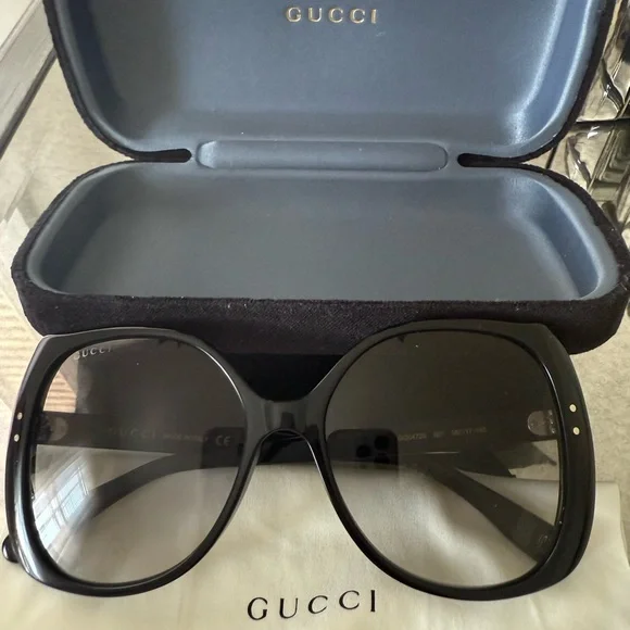 Beautiful Gucci Black Sunglasses! Authentic and classic! Excellent condition!! - Picture 1 of 10